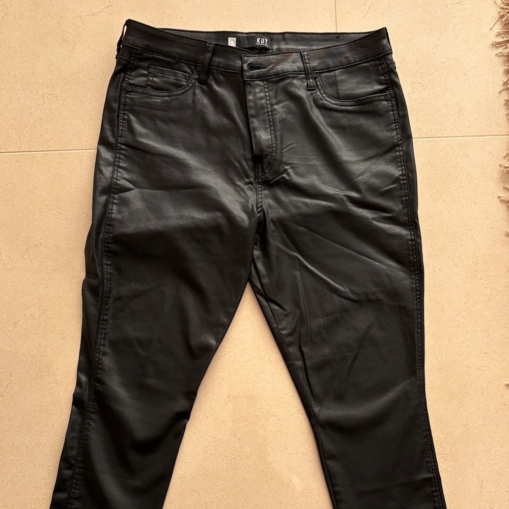 Kut from the Kloth Black faux leather Donna FAB AB Ankle skinny Jeans. Size 16.